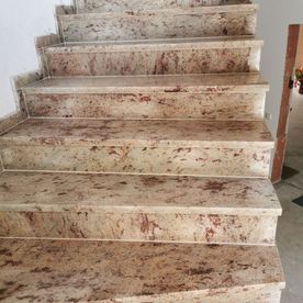 Foto Treppe aus hellem Naturstein